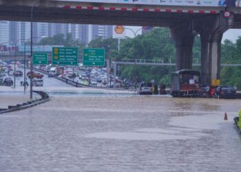 Keadaan banjir di Lebuhraya Persekutuan dekat Batu Tiga mengakibatkan ia terpaksa ditutup kepada lalu lintas. UTUSAN/FARIZ RUSADIO