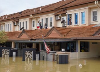 KELEWATAN agensi kerajaan bertindak mengakibatkan mereka menjadi sasaran kemarahan rakyat.