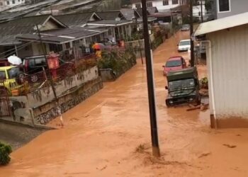 TANGKAP layar rakaman video kejadian banjir yang berlaku di Kampung Raja, Cameron Highlands hari ini. - UTUSAN/MEDIA SOSIAL