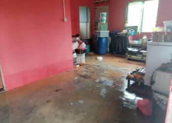 KEADAAN rumah penduduk di Kampung Baru Pengerang yang terlibat dengan banjir kilat pagi tadi telah surut selepas hujan lebat selama dua jam. - FOTO/MASTURAH SURADI