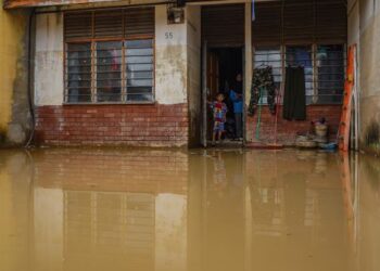 PENDUDUK berharap masalah banjir yang melanda beberapa kawasan di Hulu Langat tahun lalu diberi perhatian dan penyelesaian jangka panjang. - FOTO/AMIR KHALID