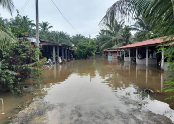 KEADAAN rumah penduduk yang dinaiki air di Jalan Rukun, Ijok, Kuala Selangor, Selangor.