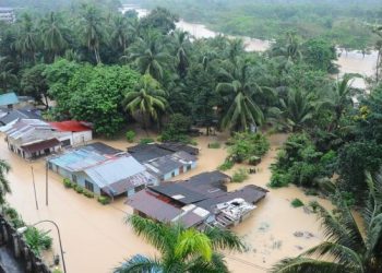 PENDUDUK Kampung Laut Batu 10 di Skudai sekali lagi terpaksa berpindah ke PPS selepas rumah mereka dilanda banjir berikutan hujan lebat sejak awal pagi di Johor Bahru, Johor. - FOTO/RAJA JAAFAR ALI