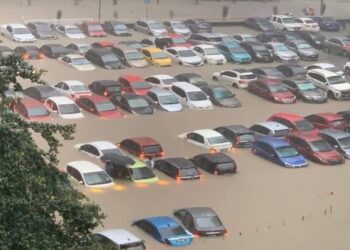 KEADAAN kereta yang ditenggelami banjir kilat di kawasan tempat letak kenderaan berhampiran Wisma UOA di Kuala Lumpur hari ini. - FOTO/MEDIA SOSIAL