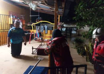 ANGGOTA Bomba dan Penyelamat negeri membantu mangsa banjir di sekitar Nibong Tebal, Pulau Pinang malam tadi dan dipindahkan ke pusat pemindahan sementara di Surau Sungai Duri dan Dewan Serbaguna Sungai Duri.