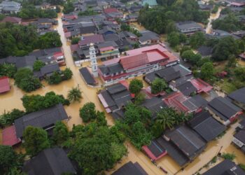 PEMANDANGAN dari udara menunjukkan banyak rumah ditenggelami air di Kampung Pulau Rusa, Manir, Kuala Terengganu. - UTUSAN/PUQTRA HAIRRY ROSLI