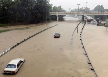 KEADAAN banjir kilat di susur keluar lebuhraya NKVE Bukit Jelutong sekitar tinjauan di Shah Alam, Selangor. UTUSAN/ZULFADHLI ZAKI