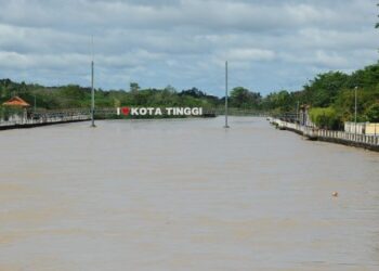 PARAS air di Sungai Johor tinggi berikutan cuaca hujan yang berterusan sejak beberapa hari sehingga menyebabkan mangsa kembali berpindah ke PPS di Kota Tinggi, Johor. - FOTO/RAJA JAAFAR ALI