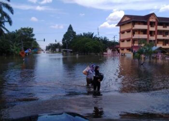 KEADAAN kawasan yang dilanda banjir di Bagan Serai, Perak, hari ini. - FOTO/WAT KAMAL ABAS