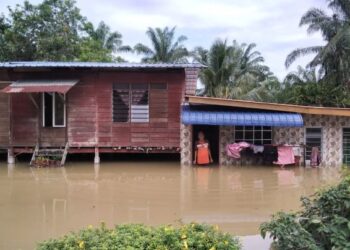 KEADAAN banjir di Kampung Parit Simpang Empat, Alor Pongsu dekat Bagan Serai, Perak, hari ini. - FOTO/WAT KAMAL ABAS