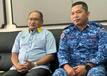 HASNOL Zam Zam Ahmad (kiri) bersama Pengarah Angkatan Pertahanan Awam Malaysia (APM) Perlis, Lt Kol (PA) Mohd Izaimi Mohd Daud (kanan) dalam sidang akhbar di Kompleks Kerajaan Negeri, Kangar, Perlis hari ini. -UTUSAN/ASYRAF MUHAMMAD