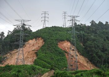 ANTARA lokasi di Tasik Kenyir yang terjejas tanah runtuh dalam bencana banjir besar baru-baru ini. - FOTO/PUQTRA HAIRRY ROSLI