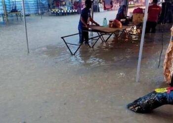 BANJIR kilat turut berlaku di kawasan penjaja di bandar Raub, Pahang semalam.