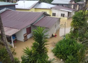 RUMAH penduduk berhampiran Sungai Bernam yang dinaiki air di Hulu Bernam, Selangor, hari ini. - GAMBAR IHSAN BOMBA