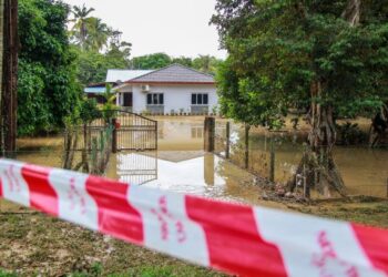 Banjir kilat yang melanda Seremban dan Linggi di Port Dickson pada 4 November lalu mengakibatkan banyak harta benda penduduk musnah dan rosak.-UTUSAN/MUHAMMAD IZZAT TERMIZIE