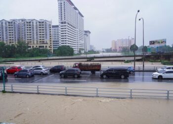 KEADAAN banjir akibat limpahan air dari Sungai Damansara mengakibatkan jalan di Batu Tiga, Lebuhraya Persekutuan tenggelam dan tidak boleh dilalui oleh kenderaan. - UTUSAN/FARIZ RUSADIO