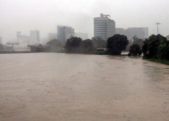 KEADAAN banjir sekitar Shah Alam. -UTUSAN/ZULFADHLI ZAKI