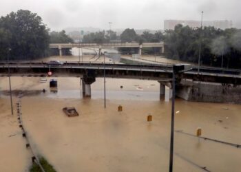 KEADAAN banjir di susur keluar lebuhraya NKVE Bukit Jelutong sekitar tinjauan di Shah Alam, Selangor. - UTUSAN/ZULFADHLI ZAKI