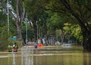 KEADAAN banjir di Seksyen 20 di Shah Alam.- UTUSAN/ SHIDDIEQIIN ZON