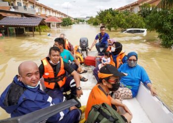 WARGA emas, bayi, dan Orang Kelainan Upaya (OKU) antara yang berjaya diselamatkan oleh Anggota Majlis Bandaraya Shah Alam (MBSA), dalam operasi menyelamatkan mangsa yang terperangkap di dalam banjir, di Seksyen 23 Shah Alam.-UTUSAN/SHIDDIEQIIN ZON