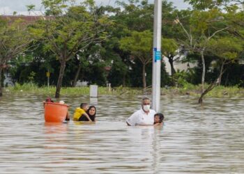 ANTARA mangsa yang terperangkap di dalam banjir, di Seksyen 23 Shah Alam, di sini hari ini. -UTUSAN/SHIDDIEQIIN ZON