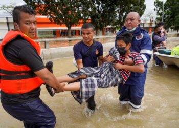 MANGSA yang baru lepas berkhatan, Muaz Faizol dibawa keluar oleh Anggota Majlis Bandaraya Shah Alam (MBSA), dalam operasi menyelamatkan mangsa yang terperangkap di dalam banjir, di Seksyen 23 Shah Alam.
Seramai 120 anggota MBSA, 3 bot, dan 2 jetski yang terlibat di dalam operasi menyelamat di sekitar Seksyen 23 dan 24, Shah Alam, di sini semalam. -UTUSAN/SHIDDIEQIIN ZON