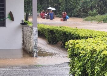 ANTARA penduduk Kampung Laut, Batu 10, Skudai yang dipindahkan selepas kediaman mereka dinaiki air akibat hujan lebat.