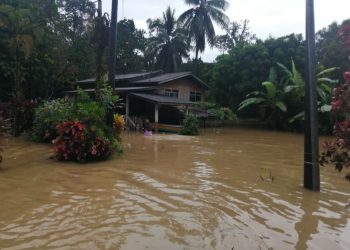 PEKARANGAN rumah seorang penduduk di Kampung Kepah, Hulu Terengganu mula dinaiki air sejak malam tadi.