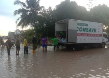 ORANG ramai beratur untuk mendapatkan bantuan kit makanan di Batu Berendam, Melaka. - FOTO/DIYANATUL ATIQAH ZAKARYA