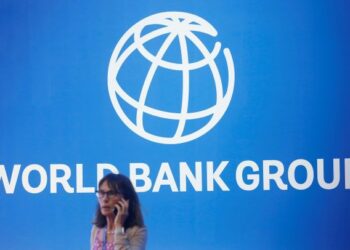 Bank Dunia meminta negara G20 berkongsi dan membantu dalam pembiayaan kos vaksin dalam usaha menutup jurang yang ada serta menghapuskan semua halangan import eksport vaksin. - GAMBAR HIASAN