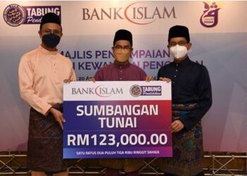 (Dari kiri) Ahmad Dasuki Abdul Majid, Penasihat Pertubuhan Kegiatan Dakwah Islamiah Sekolah-Sekolah Malaysia (PEKDIS); Hassan Nudin A. Hamid dan Mohd. Muazzam Mohamed di majlis penyampaian bantuan kewangan pengajian di Kuala Lumpur.