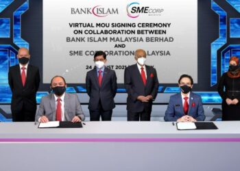 MOHD. Muazzam Mohamed (tiga, kiri) dan Syed Hussein Al-Habshee (tiga, kanan) menyaksikan majlis
menandatangani MoU antara Bank Islam dan SME Corp. secara maya, semalam.