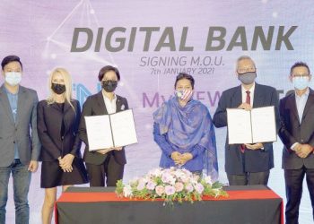 Azalina Othman Said menyaksikan pertukaran dokumen memorandum persefahaman penubuhan bank digital wanita pertama di negara ini di Kuala Lumpur, semalam. – UTUSAN/FAUZI BAHARUDIN