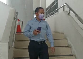 HARIZAL Hashim mengaku tidak bersalah atas pertuduhan mengugut dengan mengeluarkan sepucuk pistol di Mahkamah Majistret Shah Alam, Selangor hari ini.