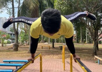 'Back lever' antara jenis sukan 'bar' yang sukar dilakukan.