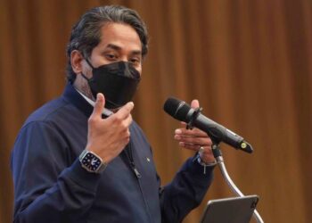 KHAIRY Jamaluddin dalam sidang akhbar perkembangan Covid-19 di Putrajaya, hari ini.- UTUSAN/FAISOL MUSTAFA