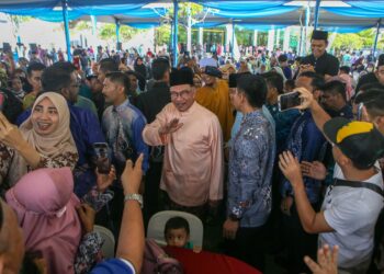 Anwar Ibrahim beramah mesra dengan tetamu Rumah Terbuka Aidilfitri Malaysia Madani di Hotel Raia, Kepala Batas, Kedah semalam. - MINGGUAN/SHAHIR NOORDIN