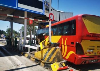 KEADAAN bas ekspres yang membawa pesakit Covid-19 selepas merempuh Plaza Tol UPM, Sepang kul 2 petang tadi.