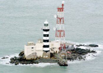 PULAU Batu Puteh yang kedaulatannya diserahkan oleh Mahkamah Keadilan Antarabangsa kepada Singapura. Pulau itu yang dikenali di Singapura sebagai Pedra Branca terletak 7.7 batu nautika dari Johor dan 25 batu nautika dari Singapura.