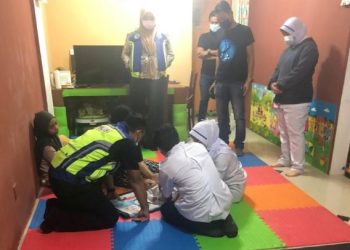 PETUGAS Kesihatan memeriksa bayi yang didapati meninggal dunia di rumah pengasuh di Presint 9 Putrajaya, semalam. - IPD PUTRAJAYA