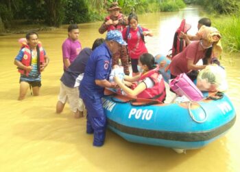 SIBUANGAN Samin (tiga dari kanan) memindahkan bayi berusia 9 hari dalam operasi pemindahan mangsa banjir di Kampung Sapong, Tenom, Sabah.