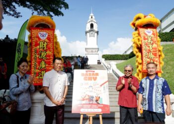 LOH Sze Yee (dua dari kiri) pada perasmian  Bazar Tahun Baharu Cina di Lorong Seni di Ipoh hari ini. - UTUSAN/ZULFACHRI ZULKIFLI