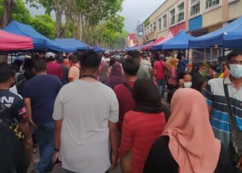 SUASANA sesak di bazar Ramadan di Taman Rambai Jaya, Melaka. - FOTO/DIYANATUL ATIQAH ZAKARYA