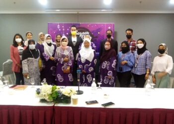 PAWAN Ishak (barisan belakang, empat dari kanan) bersama sebahagian peniaga yang menyertai BKR 2022 di Acappella Suite Hotel, Shah Alam, Selangor. - UTUSAN / MOHAMAD NAUFAL MOHAMAD IDRIS