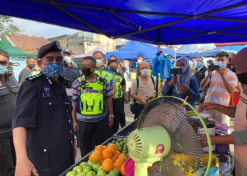 NOORZAINY MOHD. NOOR ketika meninjau operasi bazar Ramadan di daerah Kepala Batas, Pulau Pinang bagi memastikan penganjurannya mematuhi SOP pencegahan Covid-19 seperti ditetapkan pihak berkuasa.