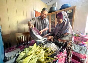 ROSLI Ahmad (kiri) dan Jemaliah Bakar menyediakan ketupat bagi menyambut kepulangan anak dan cucu sempena Aidilfitri tahun ini di Kampung Sungai Bugis, Simpang Empat, Arau, Perlis, semalam- UTUSAN/NAZLINA NADZARI