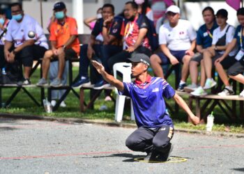 AKSI Haris Jonaidey dalam perlawanan akhir petanque individu lelaki di Sukan Universiti ASEAN (AUG) 2022.