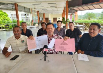 TENGKU ZAINUL HISHAM Tengku Hussin (tengah) mengumumkan bertanding Bebas di Parlimen Pekan dan DUN Peramu Jaya dalam sidang akhbar di Pekan, Pahang.