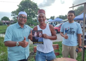 MOHAMAD Redzuan Razali (kiri) semasa berkempen di sebuah pasar tani di Parlimen Pengkalan Chepa, Kelantan.