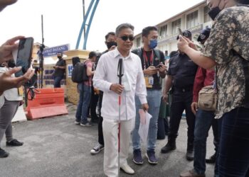 HABIB Bourguiba Abd. Hamid bergerak pulang selepas tidak sempat menyerahkan borang pencalonan bagi KERUSI Parlimen Titiwangsa di SMK Aminuddin Baki. - UTUSAN/MOHD. FARIZWAN HASBULLAH